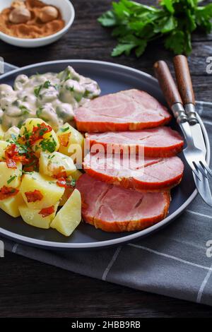 Judd Mat Gaardebounen, colletto affumicato di maiale con fagioli Fava giovani sbolliti cotti con salsa cremosa e patate bollite su un piatto, piatto nazionale di Foto Stock