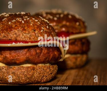 Hamburger vegano sano e formaggio in barili proteici keto, cibo vegetariano senza glutine Foto Stock