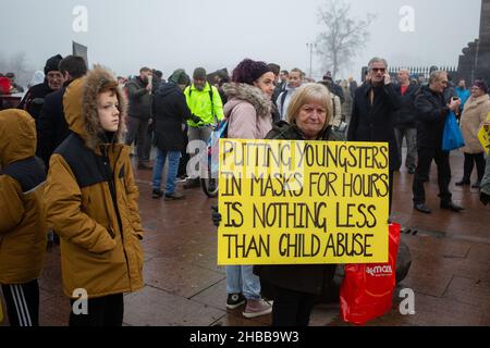 Glasgow, Regno Unito, 18th dicembre 2021. La Scozia contro il rally di Lockdown, protesta contro i vaccini, l'uso di maschere facciali e le norme di blocco, durante la pandemia di coronavirus Covid-19, si svolge a Glasgow Green, Scozia, il 18 dicembre 2021. Foto: Jeremy Sutton-Hibbert/ Alamy Live News. Foto Stock