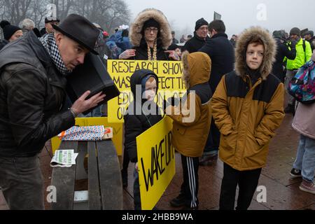 Glasgow, Regno Unito, 18th dicembre 2021. La Scozia contro il rally di Lockdown, protesta contro i vaccini, l'uso di maschere facciali e le norme di blocco, durante la pandemia di coronavirus Covid-19, si svolge a Glasgow Green, Scozia, il 18 dicembre 2021. Foto: Jeremy Sutton-Hibbert/ Alamy Live News. Foto Stock