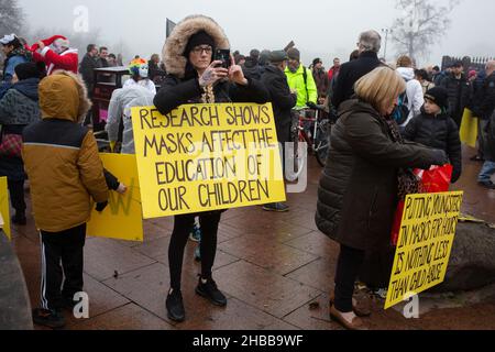 Glasgow, Regno Unito, 18th dicembre 2021. La Scozia contro il rally di Lockdown, protesta contro i vaccini, l'uso di maschere facciali e le norme di blocco, durante la pandemia di coronavirus Covid-19, si svolge a Glasgow Green, Scozia, il 18 dicembre 2021. Foto: Jeremy Sutton-Hibbert/ Alamy Live News. Foto Stock