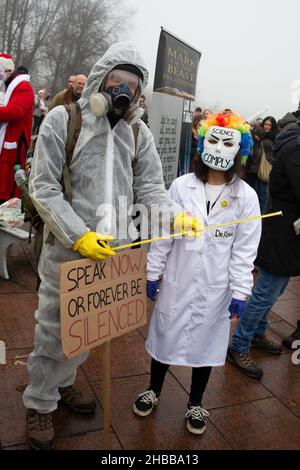 Glasgow, Regno Unito, 18th dicembre 2021. La Scozia contro il rally di Lockdown, protesta contro i vaccini, l'uso di maschere facciali e le norme di blocco, durante la pandemia di coronavirus Covid-19, si svolge a Glasgow Green, Scozia, il 18 dicembre 2021. Foto: Jeremy Sutton-Hibbert/ Alamy Live News. Foto Stock