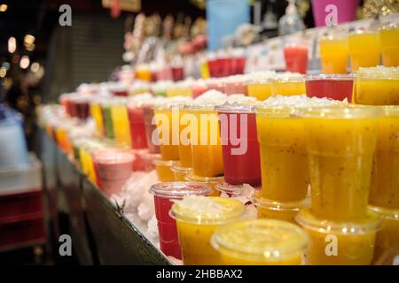 Barcellona, Spagna - Dicembre 10 2021: Succhi di frutta al mercato la Boqueria Foto Stock