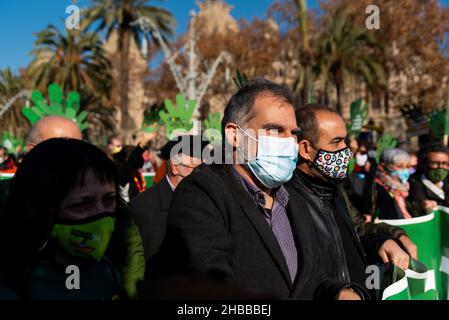 Spagna. 18th dicembre 2021. Durante una protesta contro una sentenza che impone che almeno il 25% delle classi nelle scuole della Catalogna sia dato in lingua spagnola a Barcellona, in Spagna il 18 dicembre 2021. Gran parte della popolazione catalana la vede come una ingerenza del governo spagnolo centrale negli affari catalani e come uno sforzo per diminuire l'uso del catalano. (Foto di Davide Bonaldo/Sipa USA) Credit: Sipa USA/Alamy Live News Foto Stock