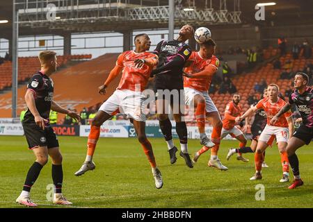 Blackpool, Regno Unito. 18th Dic 2021. Gary Madine #14 di Blackpool e Jonson Clarke-Harris #9 di Peterborough United Battles for the ball in , il 12/18/2021. (Foto di Craig Thomas/News Images/Sipa USA) Credit: Sipa USA/Alamy Live News Foto Stock