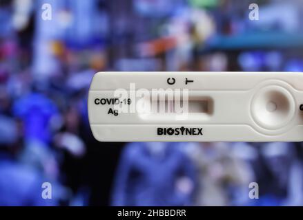 Viersen, Germania - Decambrato 9. 2021: Closeup della cassetta Biosynthex Rapid nasal Antigen covid 19 autotest con risultato negativo, blurred shopping peop Foto Stock