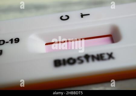 Viersen, Germania - Dicembre 9. 2021: Closeup della cassetta Biosynthex Rapid nasal Antigen covid 19 autotest che mostra risultati negativi (focus selettivo su Foto Stock