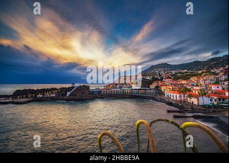 Tramonto sul porto di Camara de Lobos nelle isole Madeira, Portogallo Foto Stock