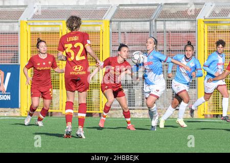 Deborah Salvatori Rinaldi (9) Pomigliano Calcio Femminile controlla la palla durante il Campionato Italiano Calcio Coppa Italia Donna 2021/2022 tra Pomigliano Femminile vs Roma Femminile il 18 dicembre 2021 allo Stadio Ugo Gobbato di Pomigliano Italia Foto Stock