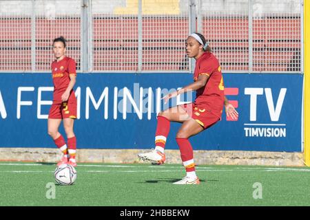 Pomigliano, Italia. 18th Dic 2021. Allyson Swaby (25) COME Roma Femminile durante il Campionato Italiano Calcio Coppa Italia Donne 2021/2022 Match tra Pomigliano Femminile vs Roma Femminile il 18 dicembre 2021 allo Stadio Ugo Gobbato a Pomigliano Italia Credit: Agenzia indipendente di Foto/Alamy Live News Foto Stock