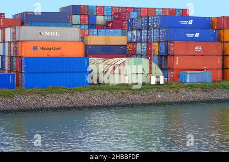 ROTTERDAM, PAESI BASSI -14 NOV 2021- Vista di contenitori colorati impilati nel porto di Rotterdam, il più grande porto marittimo d'Europa. Foto Stock