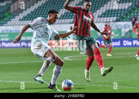 Fuerth, Germania. 18th Dic 2021. Fussball, 1.Bundesliga - SpVgg Greuther Fuerth vs FC Augsburg immagine: (FLTR) Jamie Leweling (SpVgg Greuther Fürth,40), Reece Oxford (FC Augsburg, 4) le normative DFL proibiscono qualsiasi uso di fotografie come sequenze di immagini e o quasi-video credito: Ryan Evans/Alamy Live News Foto Stock