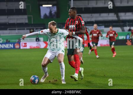 Fuerth, Germania. 18th Dic 2021. Fussball, 1.Bundesliga - SpVgg Greuther Fuerth vs FC Augsburg immagine: (FLTR) Havard Nielsen (SpVgg Greuther Fürth,16), Reece Oxford (FC Augsburg, 4) le normative DFL proibiscono qualsiasi uso di fotografie come sequenze di immagini e o quasi-video credito: Ryan Evans/Alamy Live News Foto Stock