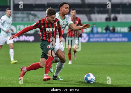 Fuerth, Germania. 18th Dic 2021. Fussball, 1.Bundesliga - SpVgg Greuther Fuerth vs FC Augsburg immagine: (FLTR) Carlos Gruezo (FC Augsburg, 8), Jamie Leweling (SpVgg Greuther Fürth,40) le normative DFL vietano qualsiasi uso di fotografie come sequenze di immagini e o quasi-video credito: Ryan Evans/Alamy Live News Foto Stock