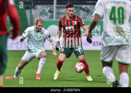 Fuerth, Germania. 18th Dic 2021. Fussball, 1.Bundesliga - SpVgg Greuther Fuerth vs FC Augsburg immagine: (FLTR) Sebastian Griesbeck (SpVgg Greuther Fürth,22), Andi Zeqiri (FC Augsburg, 21) le normative DFL vietano qualsiasi uso di fotografie come sequenze di immagini e/quasi-video credito: Ryan Evans/Alamy Live News Foto Stock