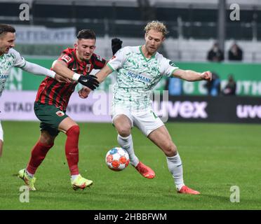 Fuerth, Germania. 18th Dic 2021. Fussball, 1.Bundesliga - SpVgg Greuther Fuerth vs FC Augsburg immagine: (FLTR) Andi Zeqiri (FC Augsburg, 21) , Sebastian Griesbeck (SpVgg Greuther Fürth,22) le normative DFL vietano l'uso di fotografie come sequenze di immagini e/quasi-video credito: Ryan Evans/Alamy Live News Foto Stock