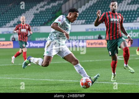 Fuerth, Germania. 18th Dic 2021. Fussball, 1.Bundesliga - SpVgg Greuther Fuerth vs FC Augsburg immagine: (FLTR) Jamie Leweling (SpVgg Greuther Fürth,40), Reece Oxford (FC Augsburg, 4) le normative DFL proibiscono qualsiasi uso di fotografie come sequenze di immagini e o quasi-video credito: Ryan Evans/Alamy Live News Foto Stock