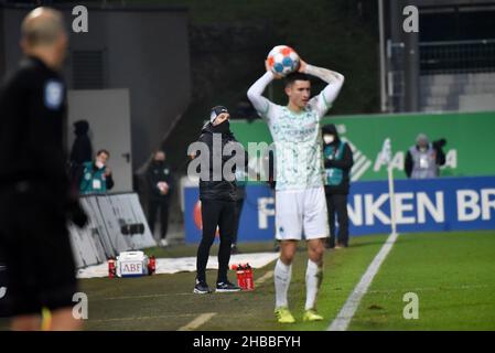 Fuerth, Germania. 18th Dic 2021. Fussball, 1.Bundesliga - SpVgg Greuther Fuerth vs FC Augsburg immagine: Trainer Stefan Leitl (SpVgg Greuther Fürth) guardando la sua squadra dalla zona coaching. Le normative DFL vietano l'uso di fotografie come sequenze di immagini e/o quasi-video Credit: Ryan Evans/Alamy Live News Foto Stock