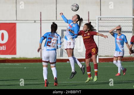 Liucija Vaitukaityte (8) Pomigliano Calcio Femminile testa la palla come lotta con Manuela Giugliano (10) COME Roma Femminile durante il Campionato Italiano Calcio Coppa Italia Donne 2021/2022 tra Pomigliano Femminile vs Roma Femminile il 18 dicembre 2021 allo Stadio Ugo Gobbato di Pomigliano Italia Foto Stock