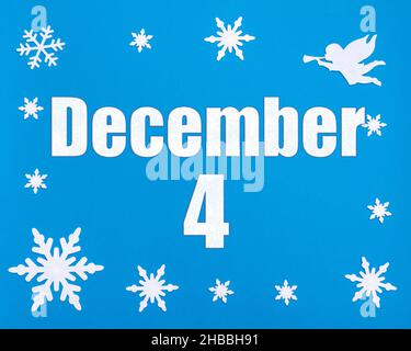 Dicembre 4th. Sfondo blu d'inverno con fiocchi di neve, angelo e una data di calendario. Giorno 4 del mese. Mese invernale, giorno dell'anno concetto. Foto Stock