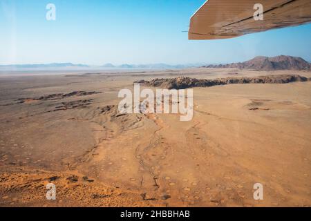 Splendido scenario da un aeroplano nel deserto del Namib. Molti cerchi fairy, giorno di sole, nessun people.Namibia, Africa Foto Stock