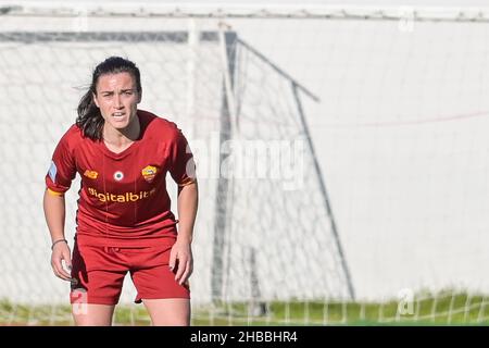 Pomigliano, Italia. 18th Dic 2021. Valeria Pirone (9) AS Roma Femminile durante il Campionato Italiano Calcio Coppa Italia Donna 2021/2022 Match tra Pomigliano Femminile vs Roma Femminile il 18 dicembre 2021 allo Stadio Ugo Gobbato di Pomigliano Italia Credit: Agenzia fotografica indipendente/Alamy Live News Foto Stock