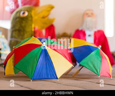 Decorazioni carnevale brasiliane realizzate a Olinda, PE, Brasile e  utilizzate come decorazioni di strada durante il festival locale del  carnevale Foto stock - Alamy