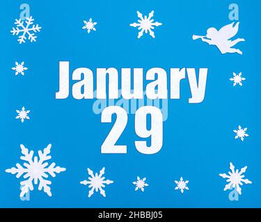 Gennaio 29th. Sfondo blu d'inverno con fiocchi di neve, angelo e una data di calendario. Giorno 29 del mese. Mese invernale, giorno dell'anno concetto. Foto Stock