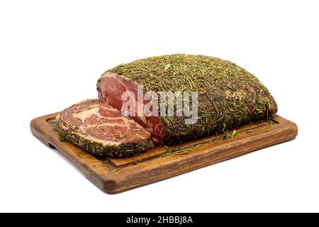 Ribeye grezzo isolato su sfondo bianco. Primo piano ribeye di vitello marinato con verdure. Vista orizzontale Foto Stock