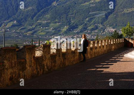 Festungsmauer, Meran, die Gärten von Schloss Trauttmansdorff beeindruckende Perspektiven, exotische Gartenlandschaften, Südtirol, Dolomiten, Italien Foto Stock