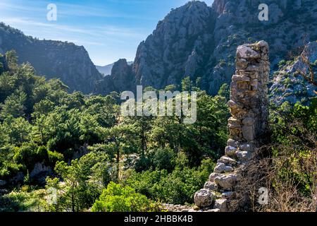 Vista della valle con le rovine dell'antica città di Olympos in Turchia Foto Stock