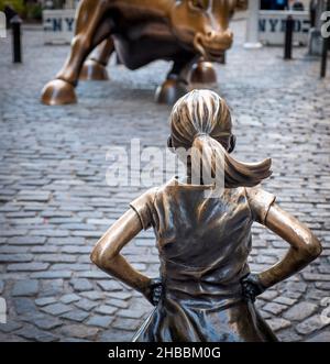 New York, USA - 10 giugno 2018: La famosa ragazza senza lacrime di fronte all'iconico Wall Street Bull nella città di New York, USA. Foto Stock