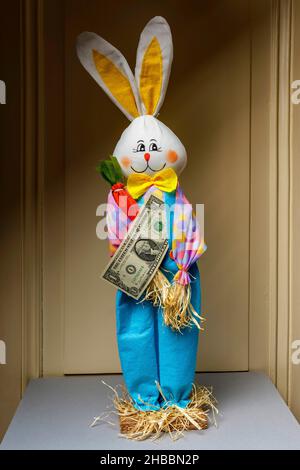 Coniglio felice imbottito in possesso di 1 banconote da un dollaro, Foto Stock