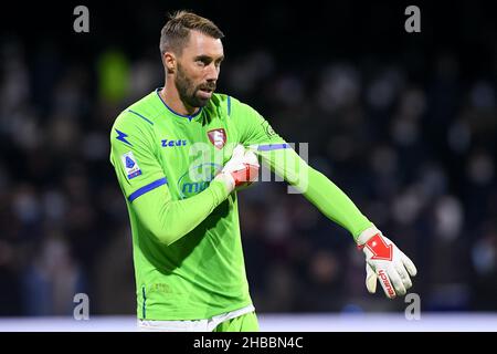 Salerno, Italia. 17th Dic 2021. Vincenzo Fiorillo della US Salernitana 1919 durante la Serie A match tra US Salernitana 1919 e Inter Milan allo Stadio Arechi di Salerno, Italia, il 17 dicembre 2021. Credit: Giuseppe Maffia/Alamy Live News Foto Stock