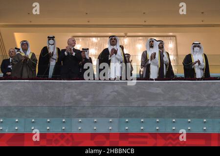 Al Khor, Qatar. 18th Dic 2021. Sheikh Tamim bin Hamad al Thani (4th R) e Gianni Infantino (4th L) presdiente FIFA partecipano alla partita di calcio finale della Coppa Araba FIFA tra Tunisia e Algeria allo stadio al Bayt. Credit: Mahmoud Hefnawy/dpa/Alamy Live News Foto Stock