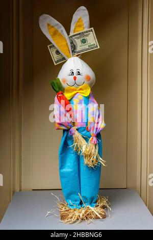 Coniglio felice imbottito con 1 banconote da cento dollari tra le orecchie, Foto Stock