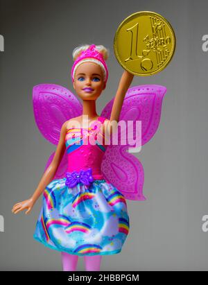 Barbie con ali rosa che reggono un cioccolato avvolto con una lamina d'oro in rilievo da 1 euro, Foto Stock