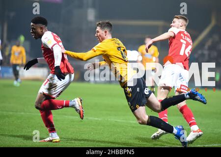 Cambridge, Regno Unito. 18th Dic 2021. Jensen Weir (16 Cambridge United) ha fatto il suo esordiente a Jamie Lindsay (16 Rotherham united) durante la partita della Sky Bet League 1 tra Cambridge United e Rotherham United al R Costings Abbey Stadium, Cambridge, Inghilterra, il 18 dicembre 2021. Foto di Kevin Hodgson/prime Media Images. Credit: Prime Media Images/Alamy Live News Foto Stock