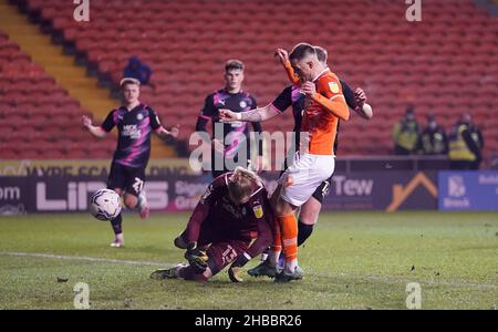 Il Blackpool's Jerry Yates segna il terzo obiettivo del gioco durante la partita del campionato Sky Bet a Bloomfield Road, Blackpool. Data foto: Sabato 18 dicembre 2021. Foto Stock