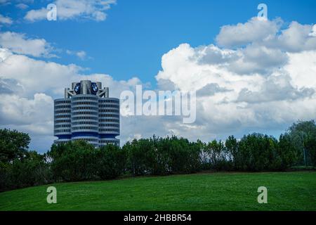 Il quartier generale della BMW, BMW-Vierzylinder, noto anche come BMW Tower o BMW Tower, è un edificio alto a Monaco di Baviera. Foto Stock