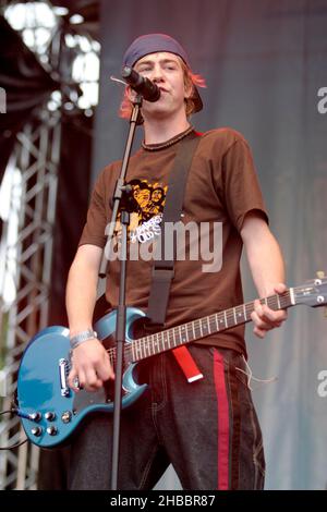 È stato brindato sul palco al BRMB Party in the Park, Birmingham, Regno Unito. 5th luglio 2003. Foto Stock