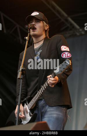 È stato brindato sul palco al BRMB Party in the Park, Birmingham, Regno Unito. 5th luglio 2003. Foto Stock