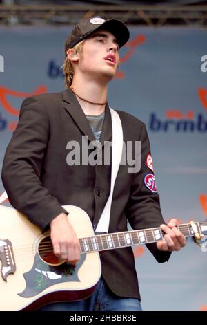 È stato brindato sul palco al BRMB Party in the Park, Birmingham, Regno Unito. 5th luglio 2003. Foto Stock