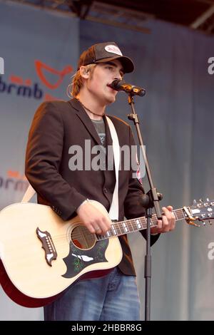 È stato brindato sul palco al BRMB Party in the Park, Birmingham, Regno Unito. 5th luglio 2003. Foto Stock