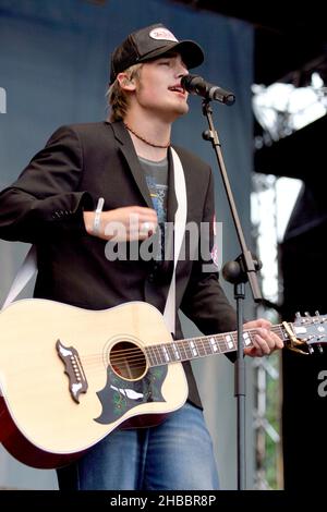 È stato brindato sul palco al BRMB Party in the Park, Birmingham, Regno Unito. 5th luglio 2003. Foto Stock