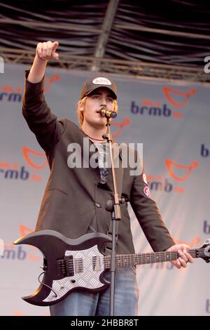 È stato brindato sul palco al BRMB Party in the Park, Birmingham, Regno Unito. 5th luglio 2003. Foto Stock