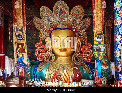 Ladakh, India -16 del 2017 luglio. Primo piano del volto di Maitreya Buddha nel Monastero di Thiksey. Foto Stock