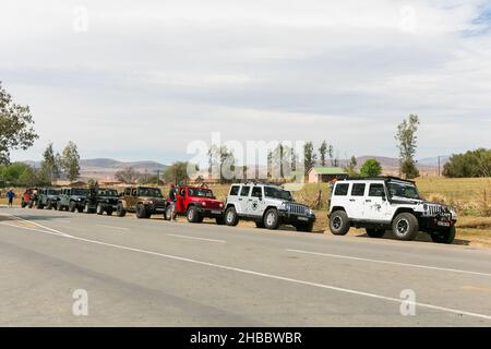 HARRISMITH, SUDAFRICA - 11 agosto 2021: Un certo numero di jeep sulla strada nei Monti Drakensberg, Harrismith, Sudafrica Foto Stock