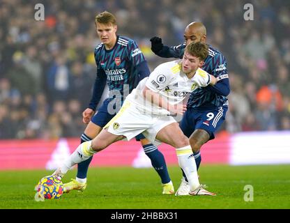 Joe Gelhardt (centro) di Leeds United batte per la palla con Martin Odegaard di Arsenal e Alexandre Lacazette (a destra) durante la partita della Premier League a Elland Road, Leeds. Data foto: Sabato 18 dicembre 2021. Foto Stock