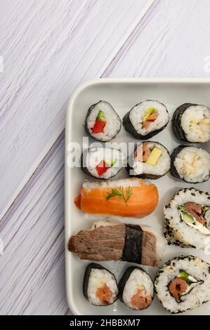 Selezione di nigiri e sushi maki fatti in casa e panini all'interno Foto Stock